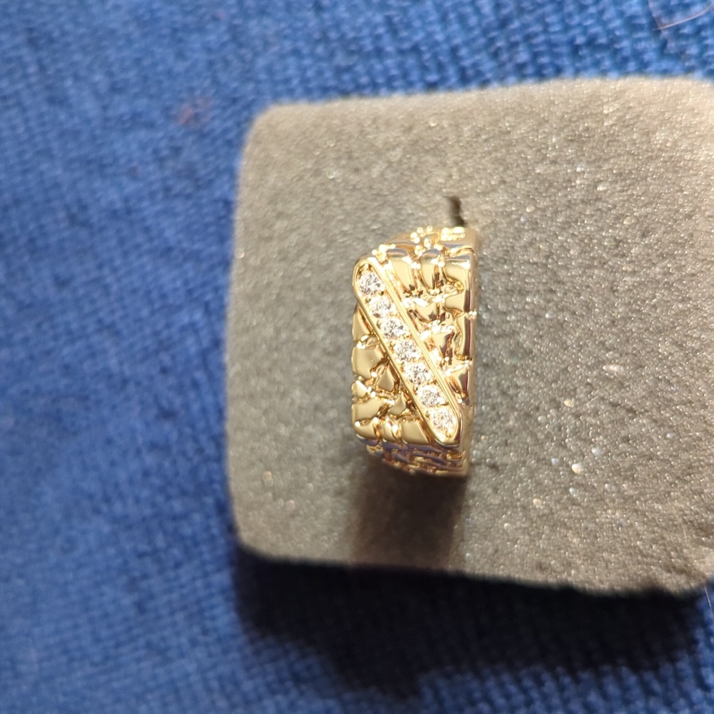 NWOT Gold Tone Nugget men's ring with 7. Diamond like stones size 9.